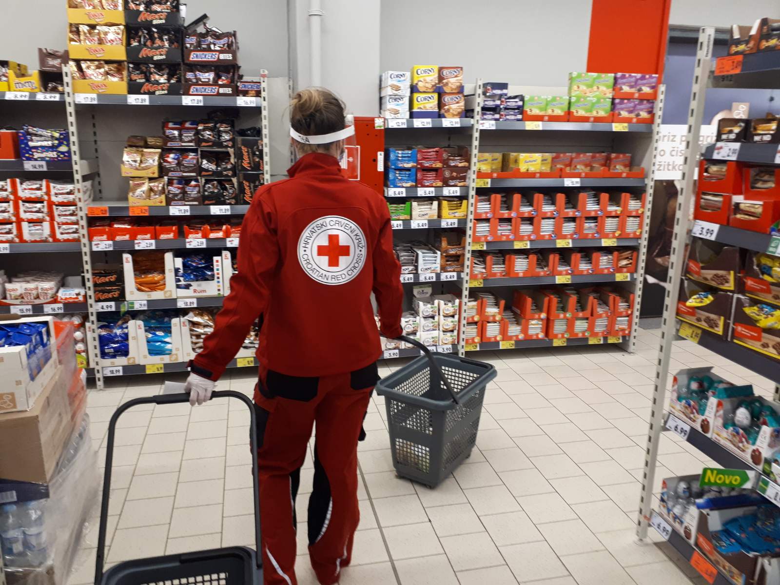 Volonteri Crvenog križa su spremno odlazili u nabavku namirnica i ostalih potrep&scaron;tina