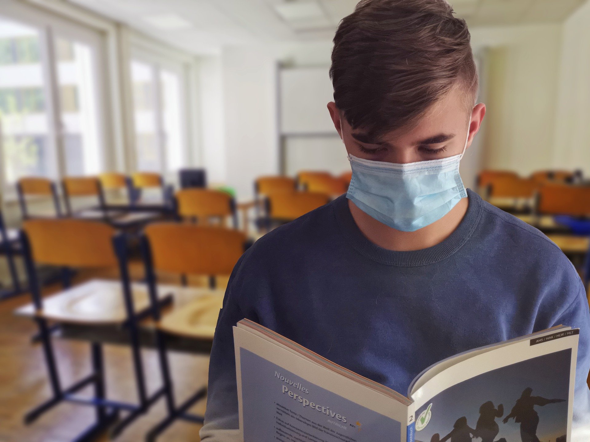 Učenik sa zaštitnom maskom